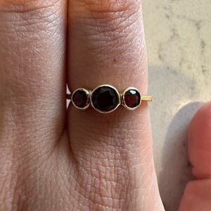 9k Gold Garnet 3 Stone Vintage Ring